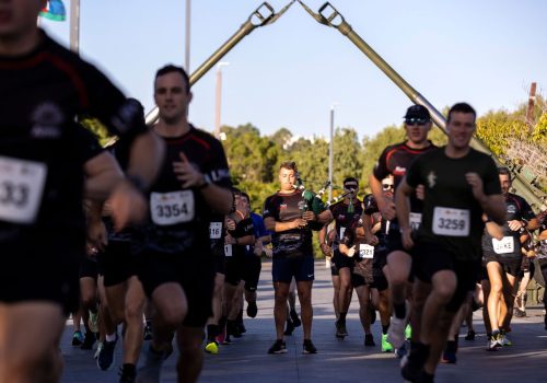 Townsville07_member-of-the-army-band-playing-the-bagpipes-surrounded-by-runners-at-Run-Army-Townsville