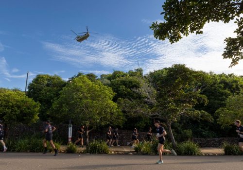 Townsville12_runners-on-course-with-Chinook-Helicopter-overhead-at-Run-Army-Townsville